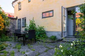 Apartment with charming garden view - Image 4