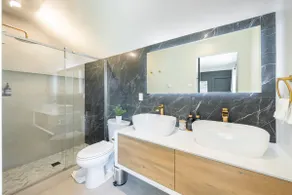 Newly Renovated 11 ppl Mins to WorldCup Cap Hill - Image 3