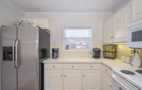 Sunshine Daydream- 1 Bedroom Lakefront Condo - Image 4