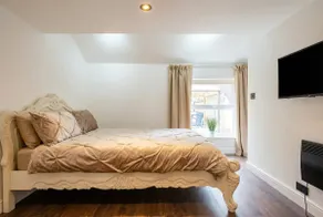 Quirky High Street Flat Near Donington Park - Image 4