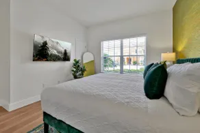 Trendy Retreat - Great Location - Fully Loaded - Image 4
