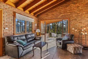 Country-style Stunner - Bushland Peace & Privacy - Image 2