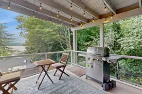 Dog-friendly house w/ enclosed yard - Image 3