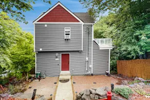Dog-friendly house w/ enclosed yard - Image 4
