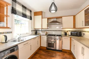 Spacious Townhouse Private Parking Central Wells - Image 5