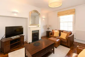 Spacious Townhouse Private Parking Central Wells - Image 3