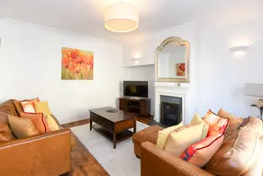 Spacious Townhouse Private Parking Central Wells - Image 2