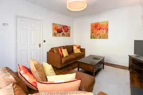 Spacious Townhouse Private Parking Central Wells - Image 4