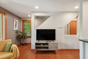 Charming 2BR Townhouse near Green Lake - Image 2