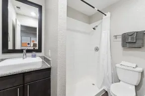 Quaint King Bed 1BR, 5 Min to DT w/ pool - Image 5