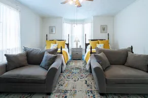 Stay in Style! Family Getaway by the Erie Shores - Image 2
