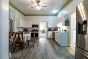 Stay in Style! Family Getaway by the Erie Shores - Image 4