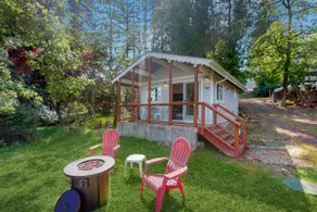 Waterfront couples getaway with patio - Image 3