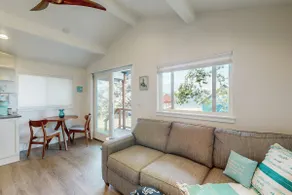 Waterfront couples getaway with patio - Image 4