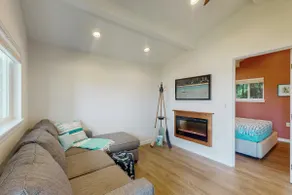 Waterfront couples getaway with patio - Image 5