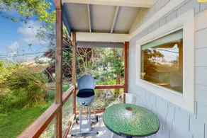 Waterfront couples getaway with patio - Image 2