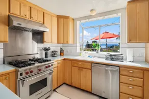 Queen Anne Retreat with Bay Views Dining & Shop - Image 5