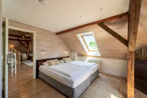 Cozy attic apartment in a historic villa with a lake view - Image 2