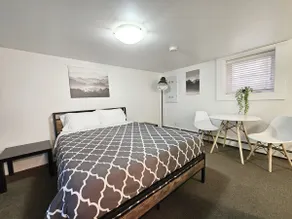 Affordable, Queen Bed, Parking, Downtown, A+, WiFi - Image 3