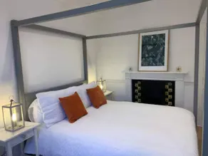 Peaceful apartment with courtyard in town centre - Image 2