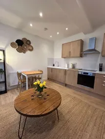 Peaceful apartment with courtyard in town centre - Image 3