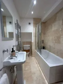 Peaceful apartment with courtyard in town centre - Image 5