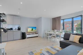 Spacious, 3 bedroom, 2 bathroom, Surbiton - Image 2
