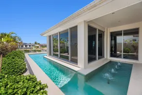Luxurious 4 bedroom waterfront home pet friendly near Ocean - Image 3
