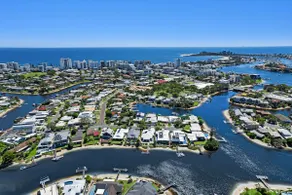 Luxurious 4 bedroom waterfront home pet friendly near Ocean - Image 2