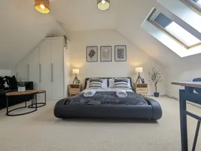 Large 3-Bedrooms House Near Centre Free Parking - Image 3