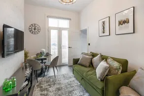 Simplicity meets Warmth: 1-Bed Delight - Image 4