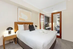 Executive Elegance: Stylish 1BR Suite on Hay St - Image 5