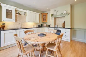 Host & Stay - May Cottage - Image 4