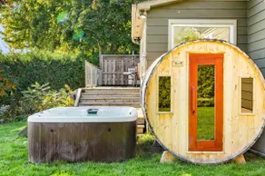 Redwood Retreat Waterfront Cottage By Simcoe With Hot Tub And Sauna - Image 4