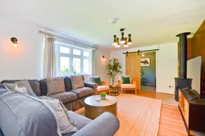 Adgestone Villa - A Luxurious Countryside Escape with Heated Pool, Near Sandown Beach, Dog Friendly in Rural Sandown - Perfect Getaway for Family & Friends - Image 4