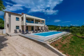 Modern and luxurious villa hugged by nature - Image 3