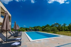Modern and luxurious villa hugged by nature - Image 4