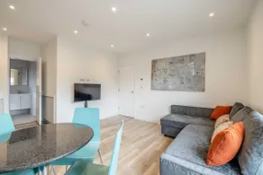 Spacious 2-Bed Flat in Windsor with Parking - Image 3