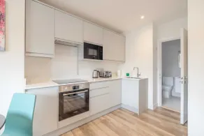 Spacious 2-Bed Flat in Windsor with Parking - Image 2
