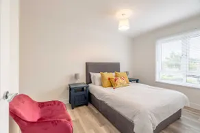 Spacious 2-Bed Flat in Windsor with Parking - Image 5