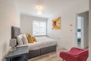 Spacious 2-Bed Flat in Windsor with Parking - Image 4