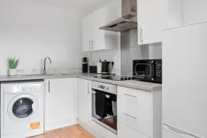 Modern and spacious 2 bed appt in Nottingham - Image 2