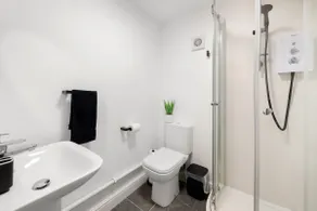 Modern and spacious 2 bed appt in Nottingham - Image 5