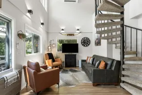 Stylish Escape on Stunning Lake Cavanaugh - Image 2