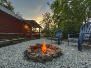 Pluggy’s Place - Perfect Location |Outdoor Firepit - Image 3