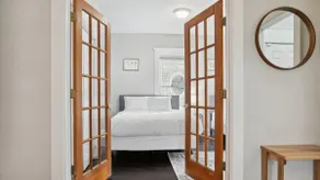 Blue & Gold Retreat sleeps 14 Minutes from ND - Image 3