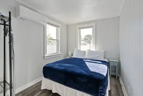 sleeps 4 one block from beach - Image 3