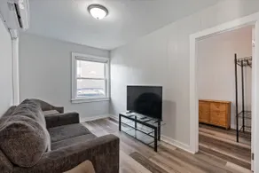 sleeps 4 one block from beach - Image 5