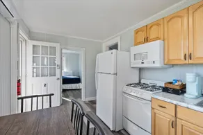 sleeps 4 one block from beach - Image 2
