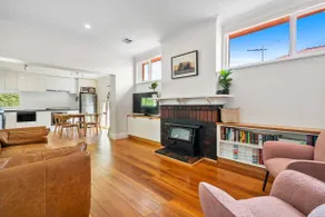 New Town Bungalow - A Leafy Family Haven - Image 2
